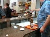 das Bier wird verteilt.JPG
