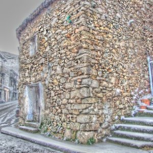 Vecchia casa in Fonni al neve