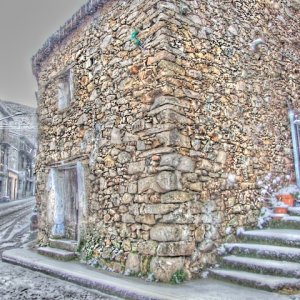 Vecchia casa in Fonni nella neve